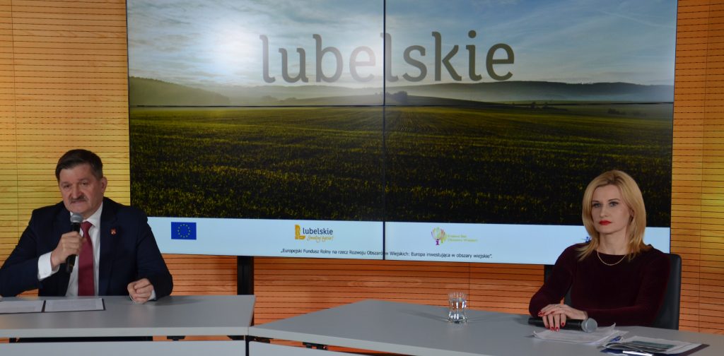 Członek Zarządu Województwa Lubelskiego Zdzisław Szwed oraz Dyrektor Departamentu Rolnictwa i Rozwoju Obszarów Wiejskich Ewa Szałachwiej podczas konferencji prasowej w dniu 24 stycznia 2022 roku.