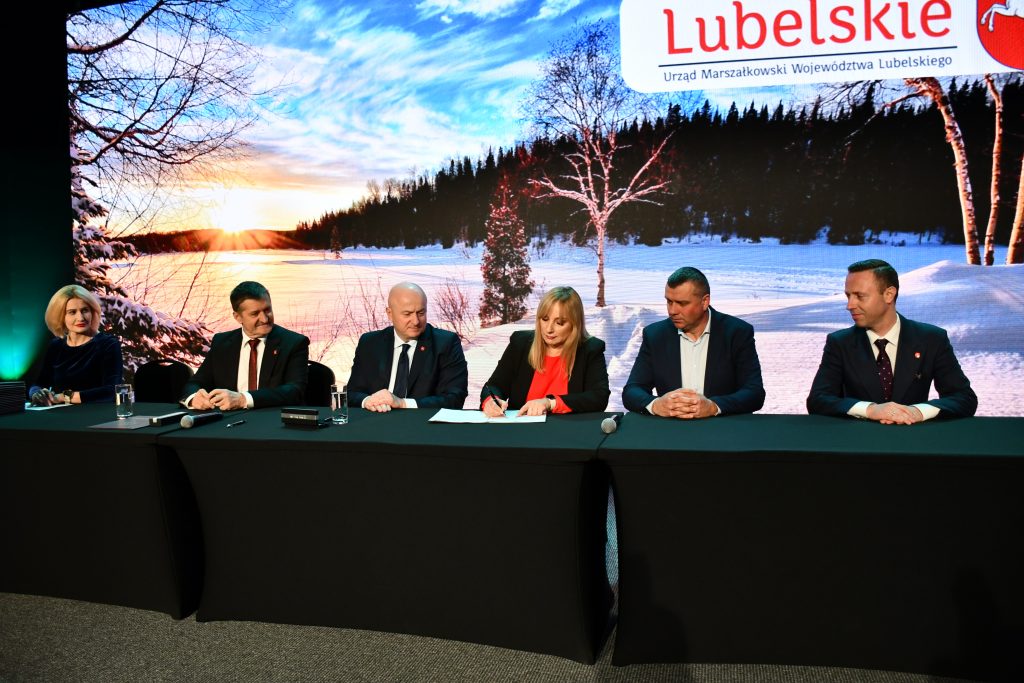 Zdjęcie przedstawia Członków Zarządu Województwa Lubelskiego wraz z przedstawicielem Lokalnej Grupy Działania podczas podpisania umowy.