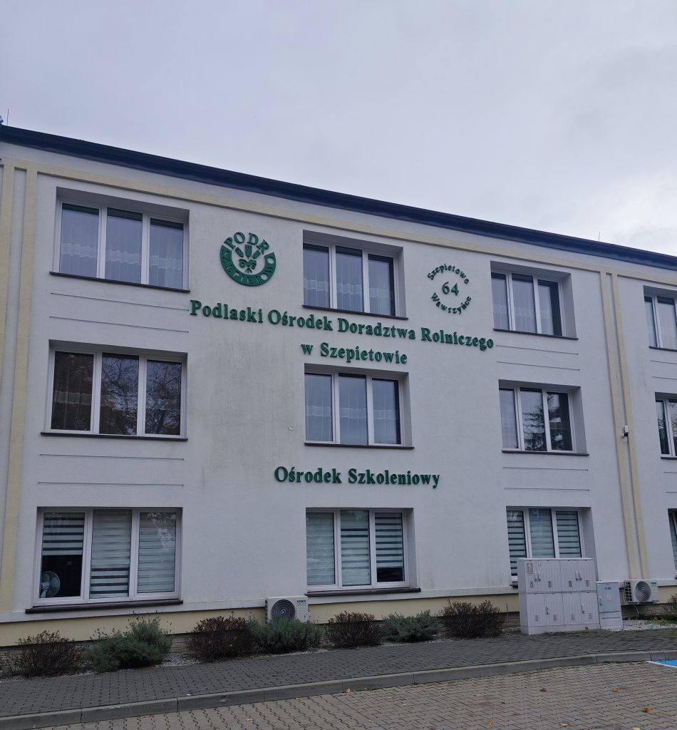 Budynek Podlaskiego Ośrodka Doradztwa Rolniczego w Szepietowie w którym znajduje się Ośrodek szkoleniowy. Budynek jest biały, dwupiętrowy, napisy są w kolorze zielonym