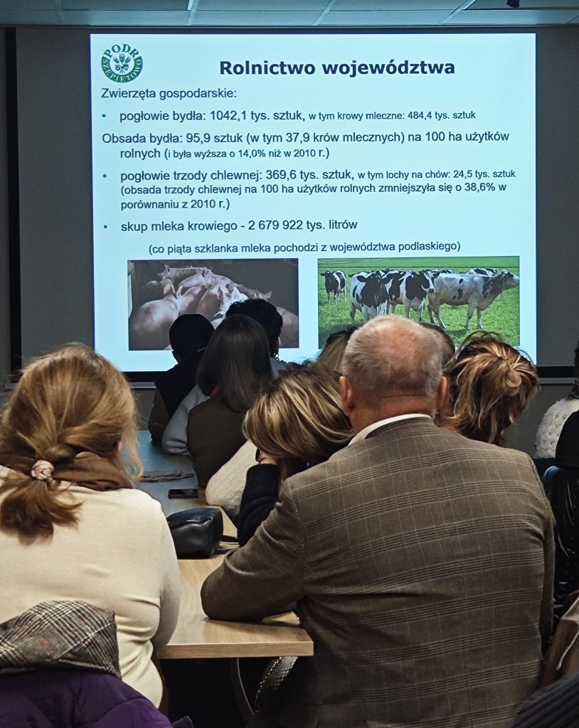 Uczestnicy wizyty studyjnej na Podlasie oglądają prezentację z Ośrodku Doradztwa Rolniczego w Szepietowie