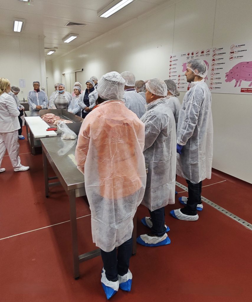 Uczestnicy wyjazdu studyjnego pod nazwą „Gospodarstwa ekologiczne” na Podlasie uczestniczą w warsztatach rozbioru mięsa na linii technologicznej w Podlaskim Ośrodku Doradztwa Rolniczego