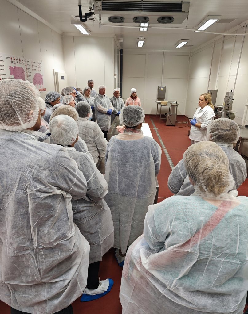 Uczestnicy wyjazdu studyjnego pod nazwą „Gospodarstwa ekologiczne” na Podlasie uczestniczą w warsztatach rozbioru mięsa na linii technologicznej w Podlaskim Ośrodku Doradztwa Rolniczego