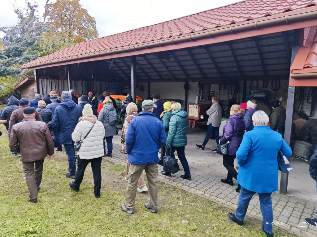 Uczestnicy wyjazdu studyjnego pod nazwą „Gospodarstwa ekologiczne” na Podlasie zwiedzają gospodarstwo. Właściciel mówi o maszynach rolniczych jakie są używane w gospodarstwie. Grupa stoi przy wiacie z narzędziami i maszynami rolniczymi.Uczestnicy wyjazdu studyjnego pod nazwą „Gospodarstwa ekologiczne” na Podlasie zwiedzają gospodarstwo. Właściciel mówi o maszynach rolniczych jakie są używane w gospodarstwie. Grupa stoi przy wiacie z narzędziami i maszynami rolniczymi.