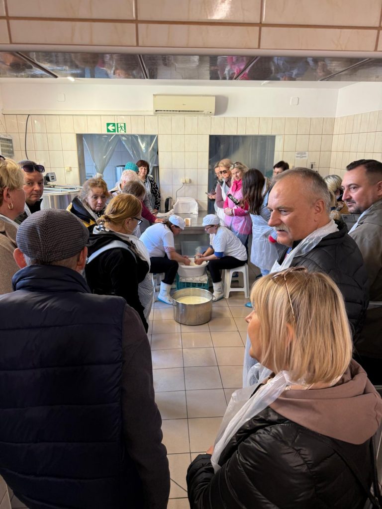 Grupa uczestników wyjazdu studyjnego do województwa podkarpackiego bierze udział w wytwarzaniu sera z koziego mleka w Rodzinnym Gospodarstwie FIGA