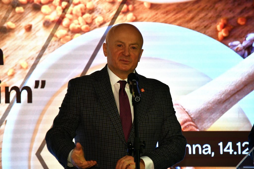 Marszałek Jarosław Stawiarski mówi do mikrofonu podczas konferencji „Wsparcie pszczelarstwa w województwie lubelskim.