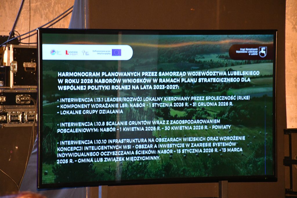2. Grafika informująca o planowanych naborach wniosków w roku 2026 w ramach Planu Strategicznego dla Wspólnej Polityki Rolnej na lata 2023 – 2027 przez samorząd województwa lubelskiego. Wymienione są interwencje: interwencja 1.13.1 Leader / Rozwój lokalny kierowany przez społeczność, komponent wdrażania Lokalnych Strategii Rozwoju: nabór – 1 stycznia 2026 roku – 31 grudnia 2026 roku, lokalne grupy działania, interwencja 1.10.8 scalanie gruntów wraz z zagospodarowaniem poscaleniowym: nabór – 1 kwietnia 2026 roku – 30 kwietnia 2026 roku – powiaty, interwencja 1.10.10 infrastruktura na obszarach wiejskich oraz wdrożenie koncepcji inteligentnych wsi – obszar inwestycje w zakresie systemów indywidualnego oczyszczania ścieków: nabór – 15 stycznia 2026 roku – 13 marca 2026 roku – gmina lub związek międzygminny.