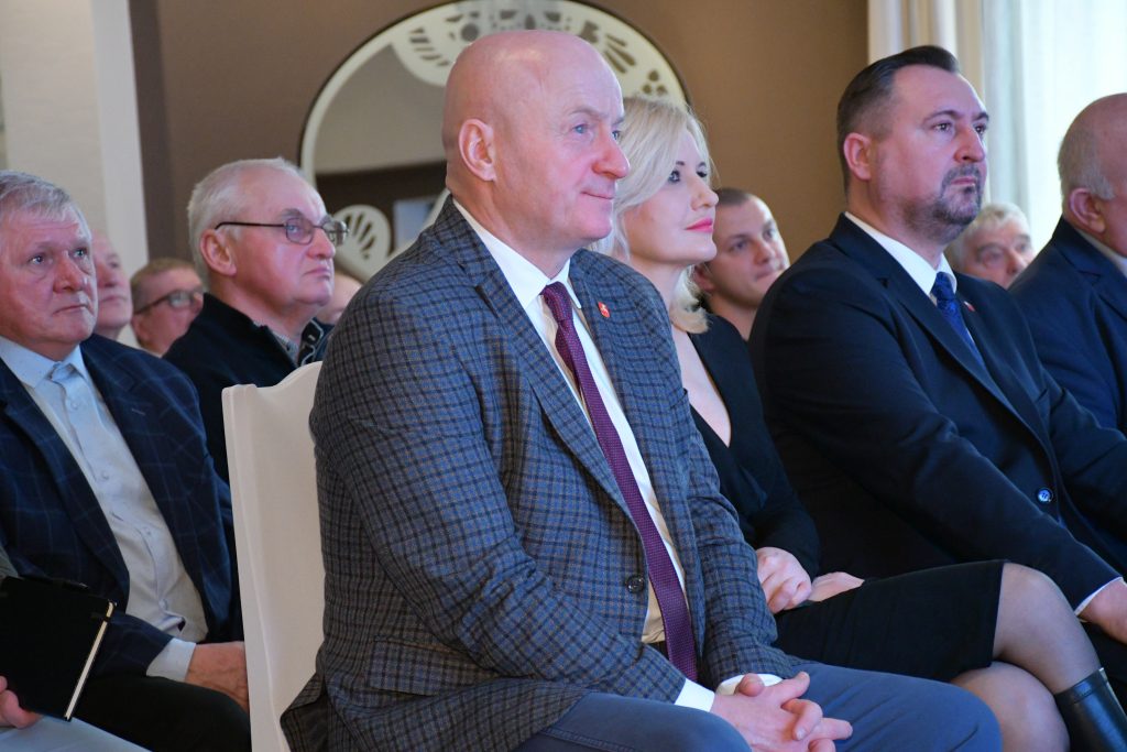 Podczas konferencji „Wsparcie pszczelarstwa w województwie lubelskim” na widowni siedzą uczestnicy i słuchają wykładu. Na pierwszym planie marszałek województwa lubelskiego Jarosław Stawiarski.