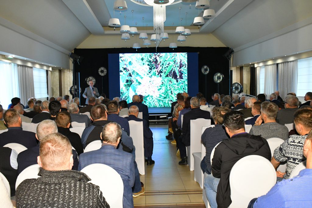 Podczas konferencji „Wsparcie pszczelarstwa w województwie lubelskim” na widowni siedzą uczestnicy i słuchają wykładu. Jest to widok z kończ Sali.