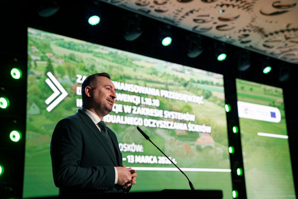 Wicemarszałek Województwa Lubelskiego Marek Wojciechowski mówi do mikrofonu.