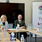 Wicemarszałek Województwa Lubelskiego Marek Wojciechowski wraz z Dyrektor Departamentu Rolnictwa i Rozwoju Obszarów Wiejskich Ewą Szałachwiej siedzący za stołem.