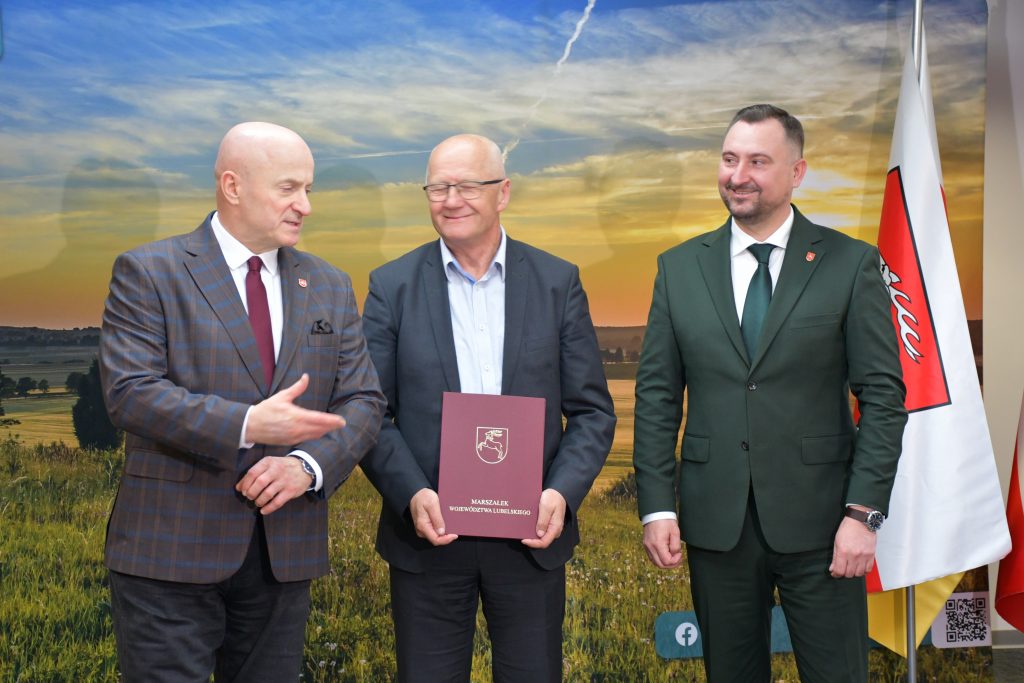 Grupa ludzi w eleganckich strojach