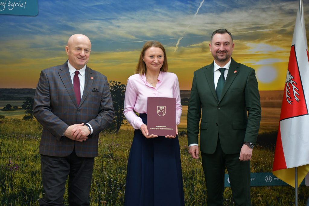 Grupa ludzi w eleganckich strojach