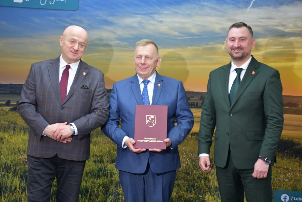 Grupa ludzi w eleganckich strojach