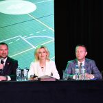 Za stołem prezydialnym podczas konferencji „Wsparcie rozwoju sportu, rekreacji i turystyki na obszarach wiejskich województwa lubelskiego w ramach Planu Strategicznego dla Wspólnej Polityki Rolnej na lata 2023–2027 – LEADER”, siedzą cztery osoby: od lewej strony wicemarszałek województwa lubelskiego Marek Wojciechowski, dyrektor Departamentu Rolnictwa i Rozwoju Obszarów Wiejskich Urzędu Marszałkowskiego Województwa Lubelskiego w Lublinie - Ewa Szałachwiej, radny województwa lubelskiego Michał Mulawa i zastępca dyrektora Departamentu Rolnictwa i Rozwoju Obszarów Wiejskich Urzędu Marszałkowskiego Województwa Lubelskiego w Lublinie – Dorota Kozak. Do uczestników konferencji przez mikrofon mówi wicemarszałek Marek Wojciechowski.