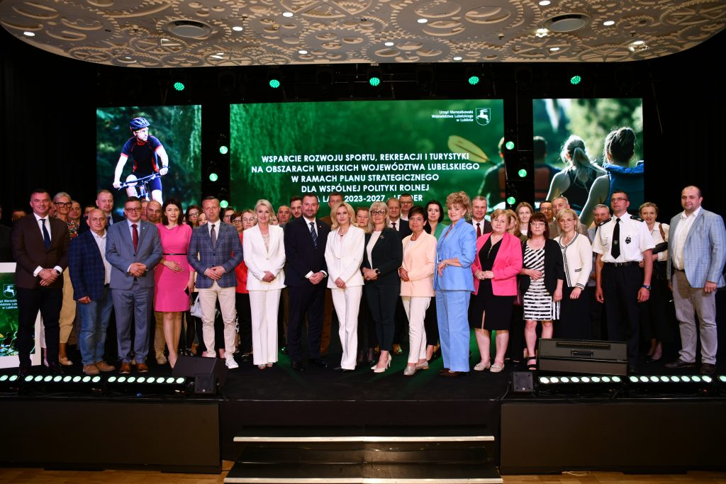 5. Uczestnicy konferencji na zdjęciu grupowym. Grupa liczy koło 100 osób.