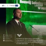 Marek Wojciechowski Wicemarszałek Województwa Lubelskiego przemawiający do mikrofonu. U dołu napis: Konferencja dotycząca wdrażania interwencji I.13.1 LEADER/Rozwój Lokalny Kierowany przez Społeczność w ramach PS WPR 2023-2027.